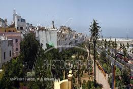 Image du Maroc Professionnelle de  Cette vue panoramique à été réalisée du toit de la plateforme d'artillerie (Sqala), un des rares vestiges adossées à la muraille de la médina de Casablanca qui a été édifié par le sultan Alaouite Sidi Mohammed Ben Abdellah lors de la construction de Casablanca en 1770. Devant le jardin gagné en 1992 grâce à la destruction des hangars de marchandise durant les travaux d'aménagement des voies d'accès à la Mosquée Hassan II, Jeudi 28 Mai 2009. (photo Abdeljalil Bounhar)